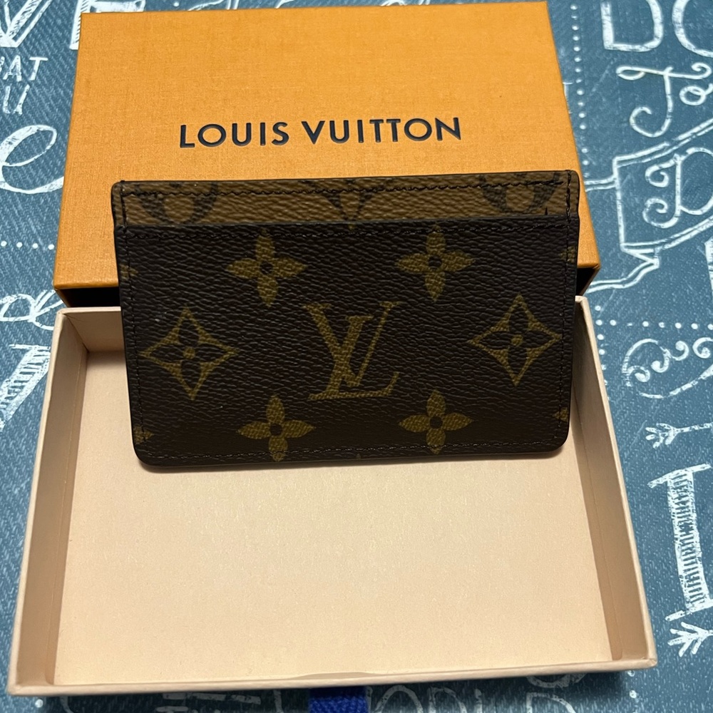 LOUIS VUITTON
Reverse Monogram Card Holder